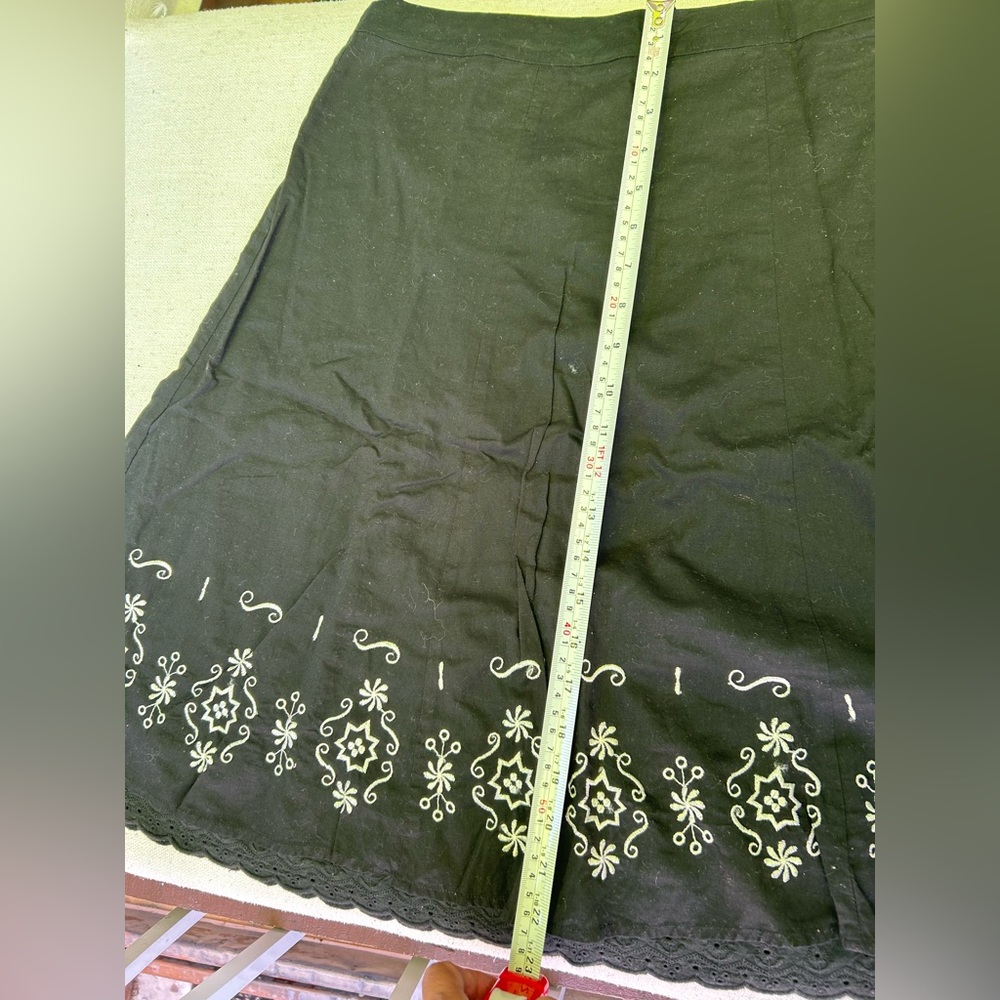 Dynamite | Vintage black with white embroidered flowers skirt | size 7 - Picture 7 of 9
